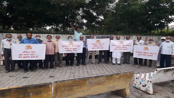 ‘નીતિન પટેલને મુખ્યમંત્રી બનાવોઃ નીતિન પટેલ તુમ આગે બઢો.......... ’, ગાંધીનગરમાં સૂત્રોચ્ચાર સાથે કોણે કર્યા દેખાવો ? જુઓ વીડિયો