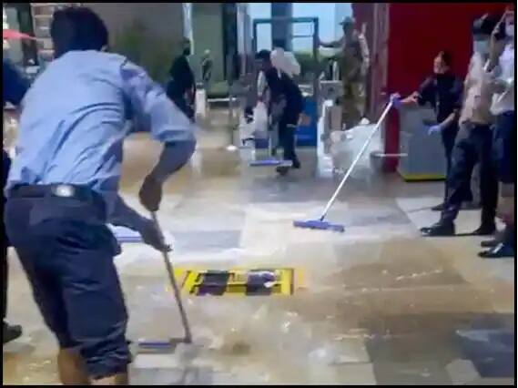 ਦਿੱਲੀ ਹਵਾਈ ਅੱਡੇ ਦੀ ਵੀਡੀਓ ਸੋਸ਼ਲ ਮੀਡੀਆ 'ਤੇ ਪੋਸਟ ਕੀਤੀ ਗਈ। ਜਿੱਥੇ ਖੂਬ ਪਾਣੀ ਭਰਿਆ ਸੀ।