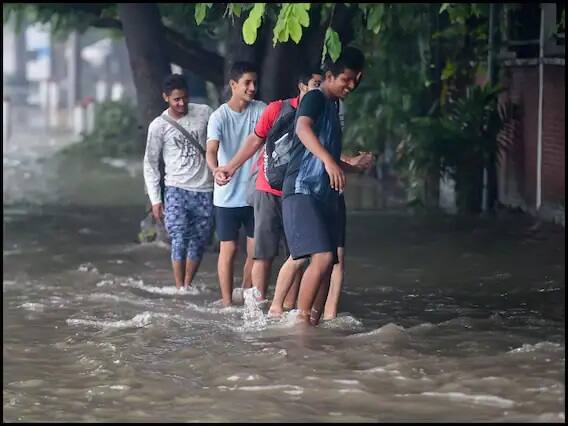 ਸਤੰਬਰ 2017 'ਚ ਰਿਕਾਰਡ ਤੋੜ ਬਾਰਸ਼ ਹੋਈ ਸੀ। ਇਕ ਨਿੱਜੀ ਭਵਿੱਖਬਾਣੀ ਮੁਤਾਬਕ ਸਕਾਈਮੈਟ ਵੈਦਰ ਦੇ ਮੁਖੀ ਜੀਪੀ ਸ਼ਰਮਾ ਨੇ ਦਿੱਲੀ 'ਚ ਸਤੰਬਰ 'ਚ ਰਿਕਾਰਡ ਤੋੜ ਬਾਰਸ਼ ਦੇ ਦੋ ਕਾਰਨ ਦੱਸੇ। ਇਕ ਮਾਨਸੂਨ 'ਚ ਦੇਰੀ ਤੇ ਦੂਜਾ ਘੱਟ ਦਬਾਅ ਪ੍ਰਣਾਲੀ ਦਾ ਜਲਦੀ ਬਣਨਾ।