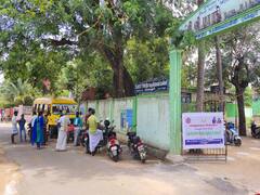 ’மயிலாடுதுறையில் 5 மணிநேரத்திலேயே தீர்ந்து போன தடுப்பூசிகள்’- பற்றாக்குறையால் மக்கள் ஏமாற்றம்...!