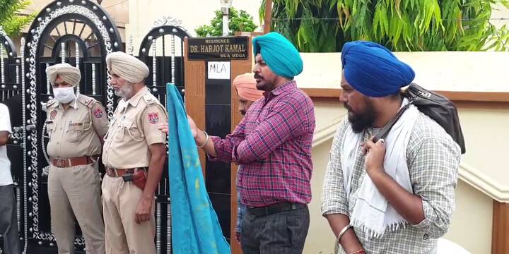 ਮੋਗਾ ਡਿਪੂ ਦੇ ਲਖਵਿੰਦਰ ਸਿੰਘ ਅਤੇ ਨਿਰਮਲ ਸਿੰਘ ਨੇ ਦੱਸਿਆ ਕਿ ਅੱਜ ਪੂਰੇ ਸੂਬੇ ਵਿੱਚ 2-2 ਘੰਟੇ ਨਜ਼ਦੀਕ ਜਾ ਹਲਕੇ ਵਿੱਚ ਪੈਂਦਾ MLA  ਉਸ ਦੀ ਰਿਹਾਇਸ਼ ਅੱਗੇ ਧਰਨੇ ਦਿੱਤੇ ਜਾਣਗੇ ਇਸੇ ਕੜੀ ਦੇ ਤਹਿਤ ਅੱਜ ਮੋਗਾ ਦੇ ਐਮਐਲਏ ਹਰਜੋਤ ਕਮਲ ਦੀ ਕੋਠੀ ਬਾਹਰ ਅਸੀਂ ਧਰਨਾ ਦਿੱਤਾ ਅਤੇ ਮੰਗ ਪੱਤਰ ਸੌਂਪਿਆ।