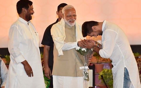 Chirag Paswan Shares PM Modi's Emotional Note For Ram Vilas Paswan On First Death Anniversary Chirag Paswan Shares PM Modi's Emotional Note For Ram Vilas Paswan On First Death Anniversary