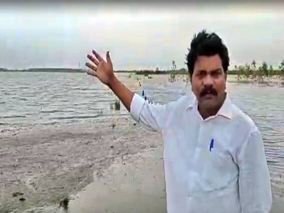 East Godavari News: మళ్లీ నీట మునిగిన ఆవ భూములు.... ఎమ్మెల్యే, ఎంపీలు ఎవరొచ్చి సమాధానం చెప్తారని ఓ వ్యక్తి వీడియో