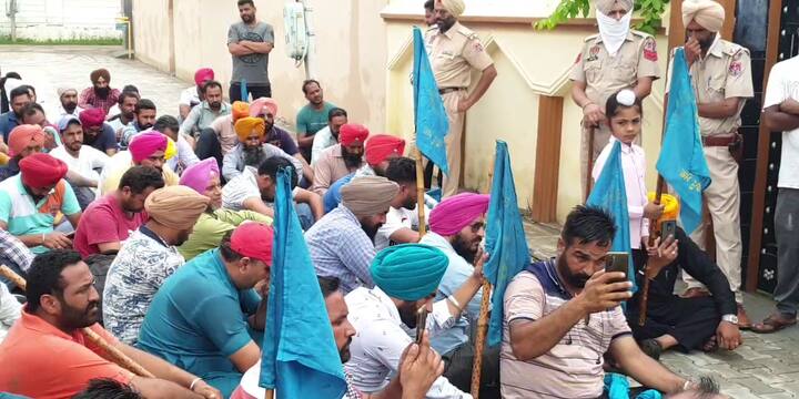 ਉਨ੍ਹਾਂ ਕਿਹਾ ਕਿ ਮਿਤੀ 13-09-21 ਨੂੰ ਸਾਰੇ ਸ਼ਹਿਰਾਂ ਵਿੱਚ ਢੋਲ ਮਾਰਚ ਕਰਕੇ ਸਾਰੇ ਚੌਂਕਾਂ ਵਿੱਚ ਬੁਲਾਰੇ ਬੁਲਾਕੇ ਆਮ ਜਨਤਾ ਨੂੰ ਮੰਗਾਂ ਜਿਵੇ 10 ਹਜ਼ਾਰ ਸਰਕਾਰੀ ਬੱਸਾਂ, ਕੱਚੇ ਮੁਲਾਜ਼ਮਾਂ ਨੂੰ ਪੱਕਾ ਕਰਨ, ਫਾਰਗ ਵਰਕਰਾਂ ਨੂੰ ਬਹਾਲ ਦੀ ਮੰਗ ਦੱਸਕੇ ਹਮਾਇਤ ਦੀ ਅਪੀਲ ਕੀਤੀ ਜਾਵੇਗੀ।