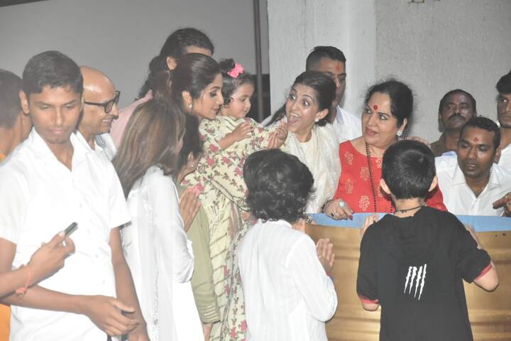 इसके साथ ही शिल्पा जिस तरह से अपने बच्चों और परिवार को राज कुंद्रा के बिना संभाल रही है और उन्हें खुश कर रही इसकी भी फैंस खूब तारीफें कर रहे हैं. (Photo Credit: Manav Manglani)