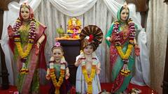 महाराष्ट्राच्या पारंपरिक वेशभुषेतील गौरी पाहण्यासाठी अमरावतीकरांची गर्दी