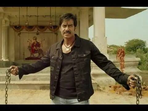 Himmatwala: अजय देवगण आणि तमन्ना भाटिया यांचा हिम्मतवाला 2013 मध्ये रिलीज झाला, जो 1983 च्या जितेंद्र आणि श्री देवीचा रिमेक होता. रिमेकवर खूप मेहनत घेतली असली तरी ती प्रेक्षकांच्या हृदयात आपले स्थान निर्माण करू शकली नाही.