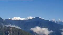 Siliguri: মেঘ সরিয়ে সূর্যের সঙ্গে উঁকি দিল কাঞ্চনজঙ্ঘা, শিলিগুড়ি থেকেই হল কাঞ্চন-দর্শন | Bangla News