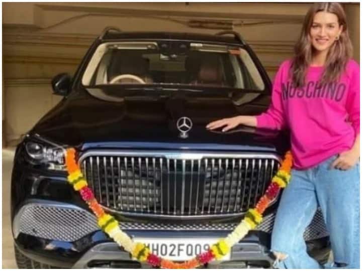 Kriti Sanon becomes the first actress to buy Mercedes-Benz Maybach GLS It's Expensive: Kriti Sanon ने खरीदी Mercedes-Benz Maybach GLS लग्जरी कार, इतनी महंगी कार खरीदने वाली बनी पहली बॉलीवुड एक्ट्रेस