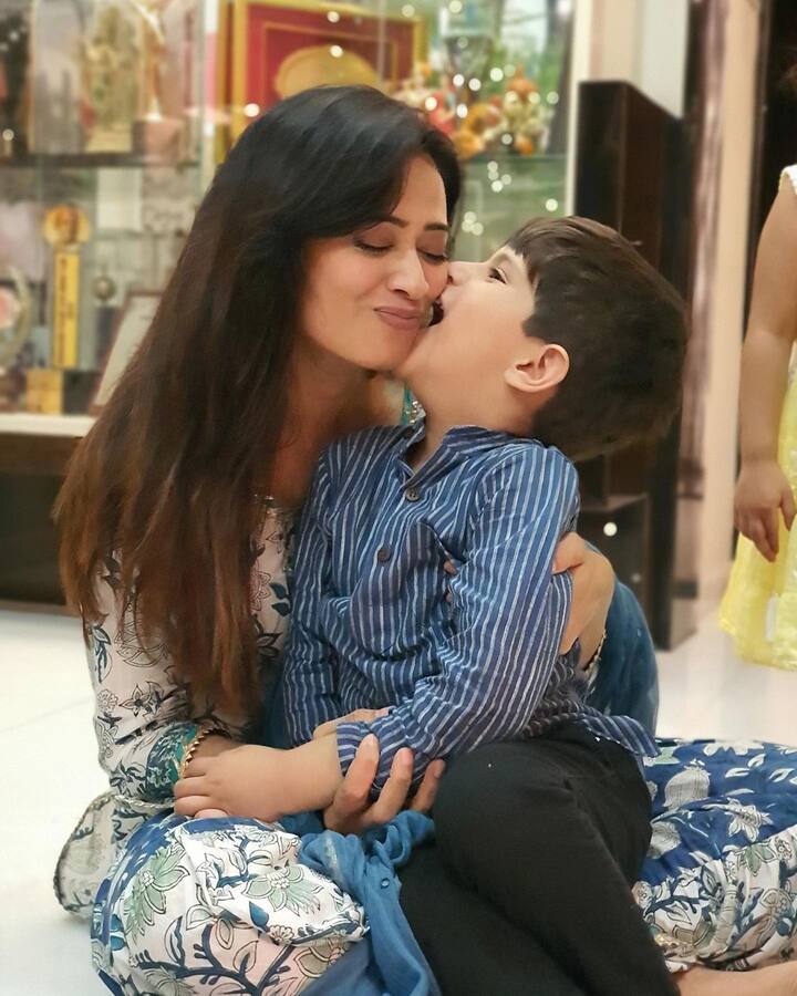 गणेश पूजा के दौरान श्वेता की बेटे रेयांश के साथ ज़बरदस्त बॉन्डिंग देखने को मिली. श्वेता ने ये तस्वीरें खुद सोशल मीडिया पर शेयर की हैं.