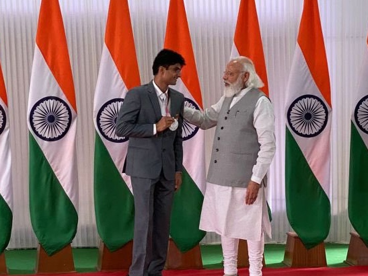 नोएडा के डीएम सुहास यथिराजको पीएम मोदी ने पीठ थप थपाकर शाबासी दी. वर्ल्ड नंबर थ्री सुहास ने पैराबैडमिंटन मेंस सिंगल्स SL4 इवेंट में सिल्वर मेडल अपने नाम किया था.