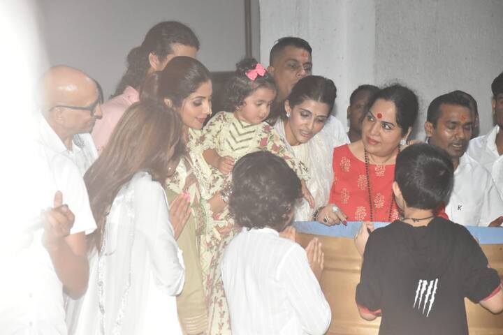 सामने आई तस्वीरों में आप देख सकते हैं कि हर साल की तरह इस साल भी शिल्पा शेट्टी ने खूब धूमधाम से बप्पा को विदाई दी. (Photo Credit: Manav Manglani)