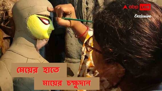 Durga Puja Special : সাংবাদিকতার ছাত্রী, শিকড় কুমোরটুলি, কতিপয় মহিলা শিল্পীদের মাঝে অনন্যা সুস্মিতা