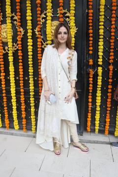 Sussanne Khan से लेकर Karishma Tanna तक सज धज कर Ekta Kapoor के घर गणपति दर्शन के लिए पहुंचे सेलेब्स, देखें तस्वीरें