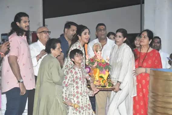 গণেশ চতুর্থীর আগে গত বুধবার বাড়িতে গণেশের মূর্তি এনেছিলেন অভিনেত্রী।