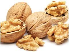 Health Care Tips: भीगे हुए अखरोट (Walnuts) खाने से हड्डियां होती हैं मजबूत, जानें इसके चमत्कारी फायदे