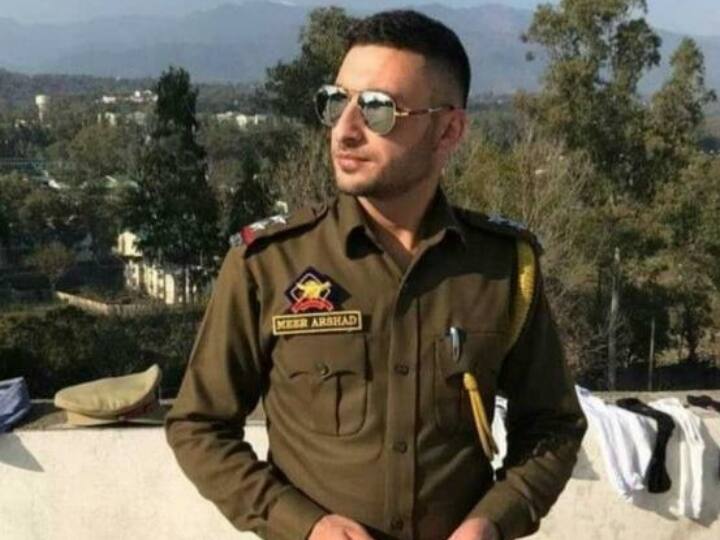 J&K Police Sub-Inspector Arshad Ahmad Mir Shot In Suspected Terrorist Attack Kashmir Sub-Inspector Shot In Suspected Terrorist Attack. Thousands Gather To Pay Last Respects