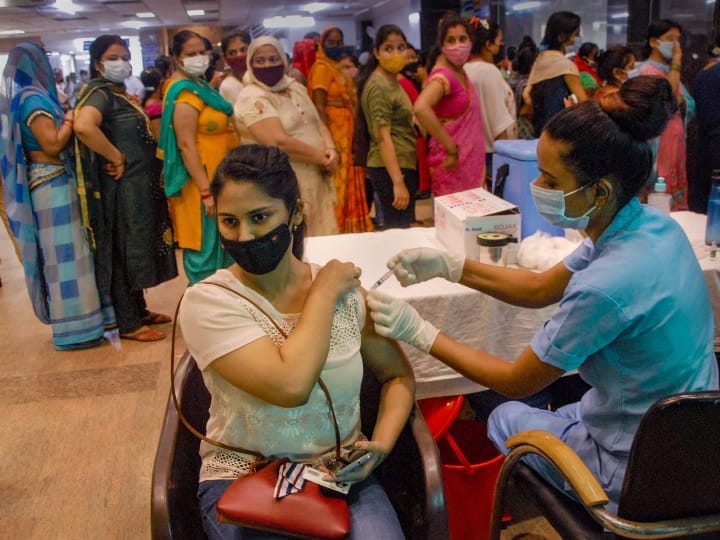 Record-breaking vaccination in Gujarat, more than 22.15 lakh vaccine doses given in a single day ગુજરાતમાં રેકોર્ડબ્રેક વેક્સિનેશન, એક જ દિવસમાં 22.15 લાખથી વધુ રસીના ડોઝ અપાયા