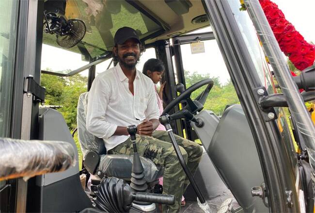 (Credit : Social Media) మైసూర్లోని శ్రీరంగపట్నకు చెందిన ఓ ఫ్యామిలీకి ఉపాధి కల్పించేందుకు ప్రకాశ్ రాజ్ ఫౌండేషన్ ద్వారా ఓ జేసీబీని అందించారు.