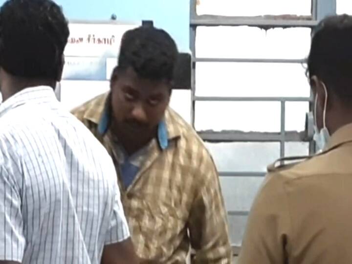 Mayiladuthurai District Sirkazhi Iron Wire Attack 2 Treated - Case filed against Police சீர்காழியில் இரும்பு கம்பியால் தாக்கியதல் 2 பேருக்கு சிகிச்சை - காவலர் மீது வழக்குப்பதிவு