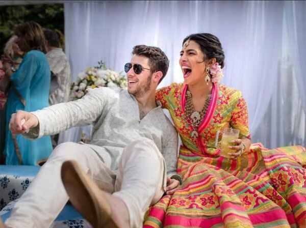 इंटरव्यू के दौरान प्रियंका से पूछा गया कि प्यार ने उन्हें क्या सिखाया है. इसके जवाब में प्रियंका ने कहा कि प्यार जीवन में सबसे जरूरी चीज है. और ये सिर्फ अपने पार्टनर को प्यार करना नहीं है, बल्कि अपनी फैमिली और पैरेंट्स से भी प्यार जरूरी है. मैं भरोसा करती हूं कि ये दुनिया प्रेम पर ही टिकी है. प्यार करने का सिर्फ एक ही तरीका है, वो है इसके लिए पूरी तरह से समर्पित होना.