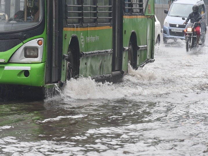 दिल्ली की सड़कें बनीं नदियां, जानिए आखिर बारिश में राजधानी क्यों बन जाती है दरिया?