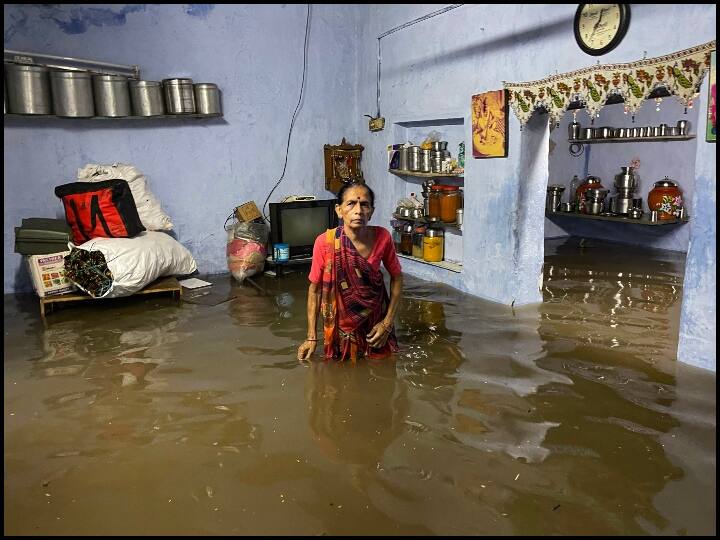 पिछले दो दिनों से हो रही मूसलाधार बारिश से राजकोट के कई इलाकों में बाढ़ आ गई है. लोगों के घरों में पानी भर चुका है. कनाल रोड के पास के एक घर की ये तस्वीर वहां की स्थिति बता रही है. महिला के घर में पानी भर चुका है और उन्हें परेशानियों का सामना करना पड़ रहा है.