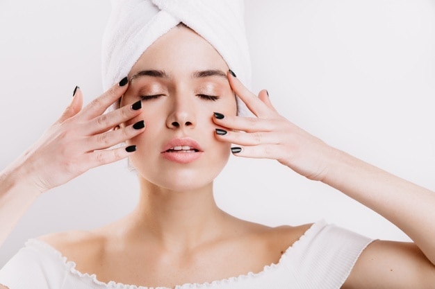 Beauty Tips: केले के छिलके से करें चेहरे पर मसाज और पाएं मुंहासों और दाग-धब्बों से मुक्ति