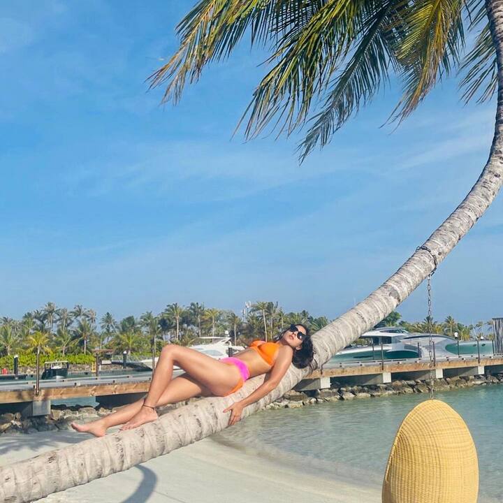 As Sara poses for the camera by a beach in Maldives, her tanned body and open hair compliments her scintillating look. Sharing the picture, she wrote, “Only from the heart can you touch the sky”. (Image courtesy - @saraalikhan95/Instagram)