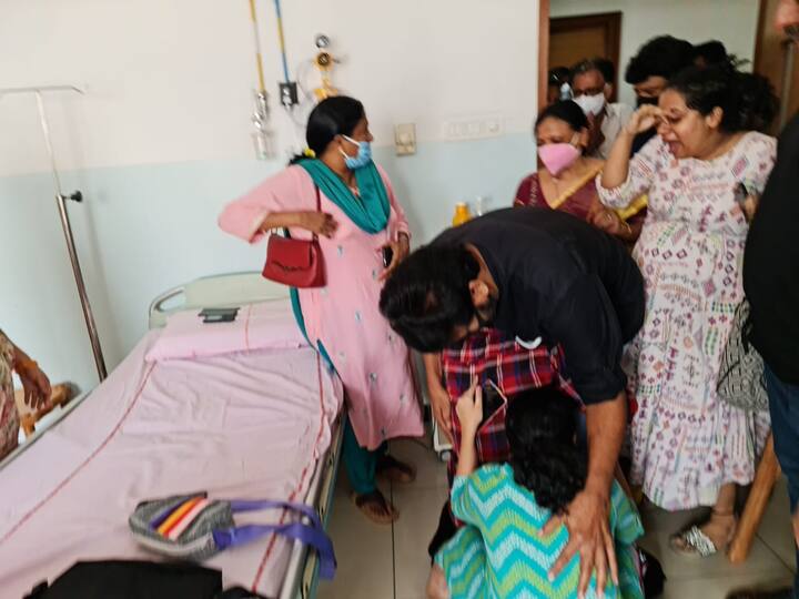 (Source: Social Media) మెగాస్టార్ చిరంజీవి ఉత్తేజ్ ను పరామర్శించేందుకు ఆసుపత్రికి వచ్చారు.