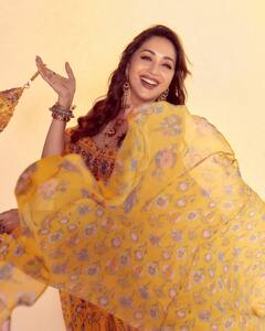 Sara Ali Khan से लेकर Gauahar Khan तक, सोशल मीडिया पर किसी ने बिकिनी तो किसी ने लहंगे में लूटा फैन्स का दिल