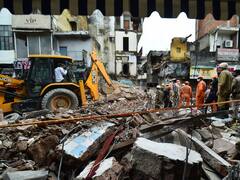 दिल्ली के सब्जी मंडी इलाके में बिल्डिंग ढहने से दो की मौत, देखें हादसे की दहलाने वाली तस्वीरें