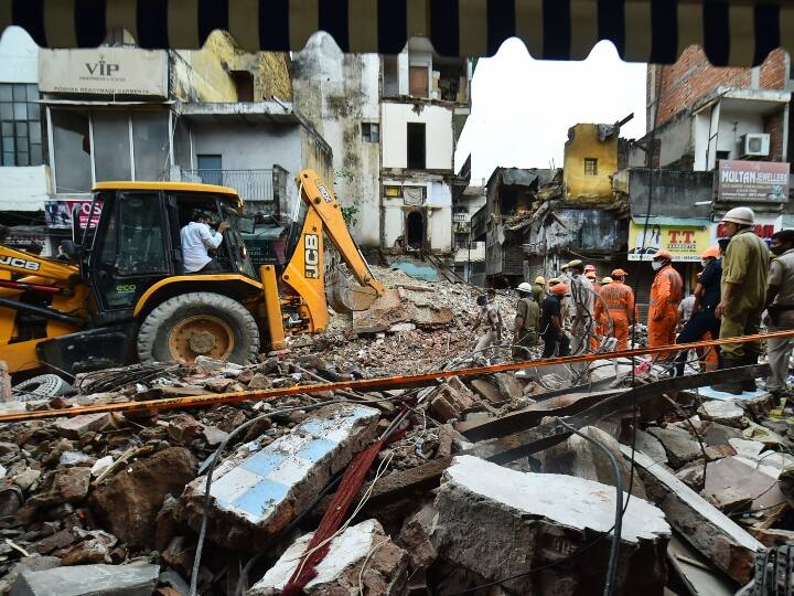 पुलिस ने बताया कि बुजुर्ग व्यक्ति की पहचान रामजी दास के तौर पर हुई है और उनके सिर पर चोट आई है. वहीं सात और 12 साल के दो लड़कों को मलबे में से निकाल कर अस्पताल पहुंचाया गया. अधिकारी ने बताया, “ दोनों भाई हैं और अस्पताल में उन्हें मृतक घोषित कर दिया गया.”