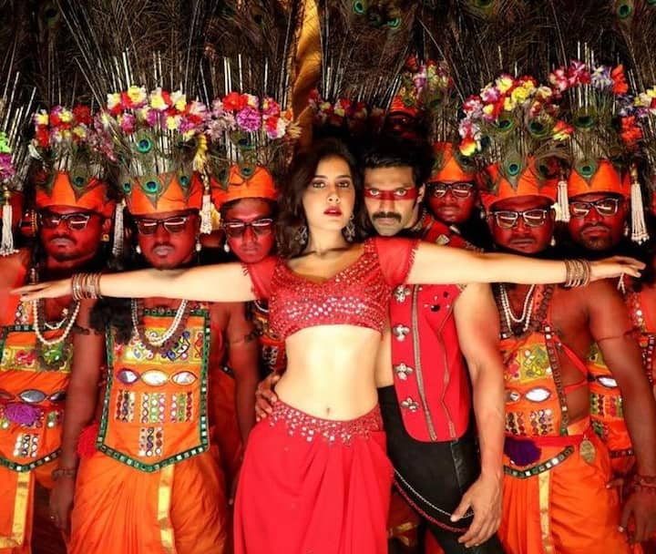 దిల్ రాజు నిర్మిస్తున్న ‘థాంక్యూ’ సినిమాలోనూ నటిస్తోంది. ఇందులో నాగ చైతన్యతో కలిసి నటిస్తోంది. ఈ సినిమాకు విక్రమ్ కుమార్ దర్శకత్వం వహిస్తున్నాడు.  - Image Credit: Raashii Khanna and Aranmanai3/Instagram