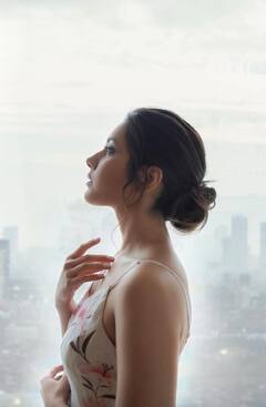 நகரத்தை அழகாய் ரசிக்கும் இந்த அழகி யார்? - கண்டுபிடியுங்கள் பார்ப்போம்..!