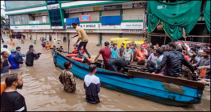 भारी बारिश के कारण जामनगर में सड़कें नदियों में तब्दील हो गई हैं. लोगों के घरों में पानी घुस गया है. सड़क पर नाव उतारी गई है ताकि लोग एक जगह से दूसरी जगह आ जा सके. (तस्वीर: पीटीआई)