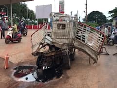 East Godavari News: ఆక్సిజన్ సిలిండర్లు పేలి ప్రమాదం... తుక్కు తుక్కైన టాటా వ్యాన్