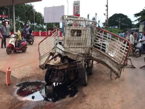 East Godavari News: ఆక్సిజన్ సిలిండర్లు పేలి ప్రమాదం... తుక్కు తుక్కైన టాటా వ్యాన్