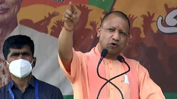 UP: CM Yogi के 'अब्बाजान' वाले बयान पर सियासी घमासान, विपक्ष ने BJP को घेरा