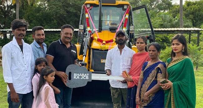 (Credit : Social Media) ఒకరి జీవితంలో వెలుగును నింపేందుకు.. మనం సంపాదించింది తిరిగి ఇస్తుంటే ఎంతో ఆనందంగా ఉంటుందంటూ ప్రకాష్ రాజ్ సోషల్ మీడియా వేదికగా చెప్పుకొచ్చారు.