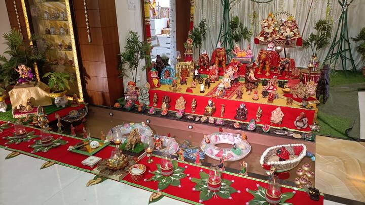 तब्बल 351 गणेशमूर्तीची स्थापना आपल्या राहत्या घरातच करून खंडेलवाल गणेशभक्त कुटुंबाने नवा विक्रम करण्याचा प्रयत्न केला आहे.