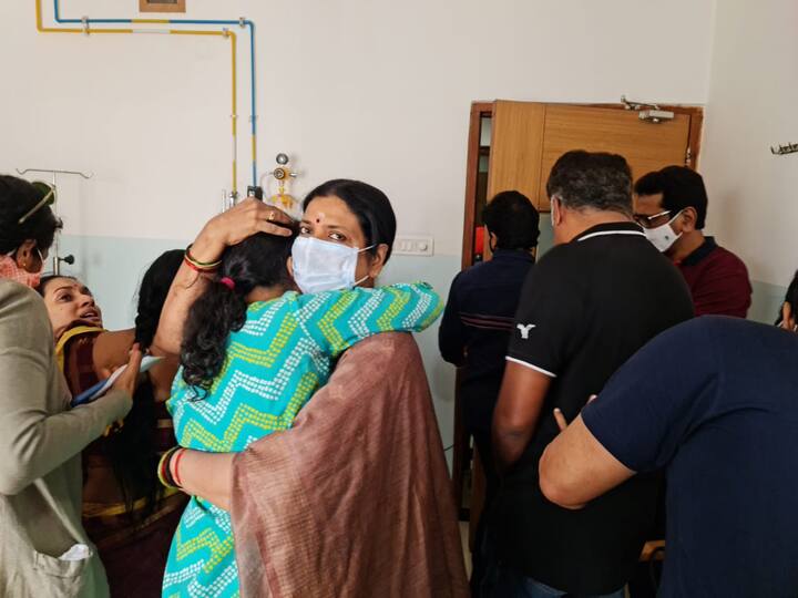(Source: Social Media) జీవితా రాజశేఖర్ ఉత్తేజ్ చిన్న కూతురు పాటను ఓదార్చారు.