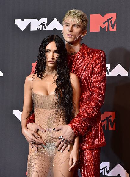 The couple arrived on the red carpet at Brooklyn’s Barclays Center holding hands and gave plenty of mushy poses for photographers. [pic credit: Gettyimages]
