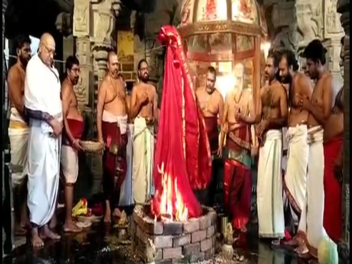 யாகசாலையில் ஆகம விதிப்படி யாகம் வளர்க்கப்பட்டது