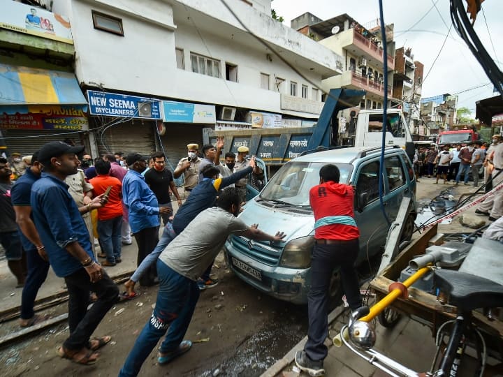 दिल्ली नगर निगम (एमसीडी), राष्ट्रीय आपदा मोचन (एनडीआरएफ) समेत अन्य टीमें बचाव अभियान के लिए घटना स्थल पर हैं. अधिकारियों ने बताया कि बचाव कार्य के लिए दमकल की सात गाड़ियां मौके पर भेजी गईं.