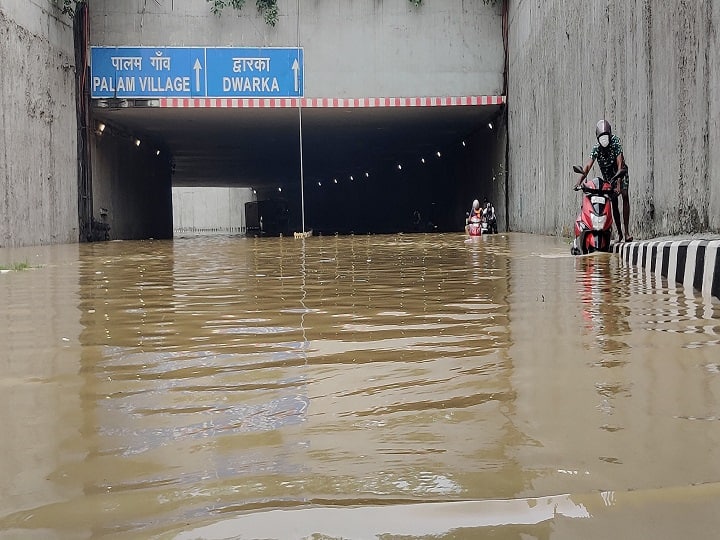 Delhi heavy rains, know why Delhi becomes like a river in rain and who is responsible? दिल्ली की सड़कें बनीं नदियां, जानिए आखिर बारिश में राजधानी क्यों बन जाती है दरिया?