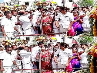 ராமநாதபுரத்தில் கோஷ்டி பூசலால் திக்குமுக்காடும் திமுக...! - எம்.எல்.ஏவின் கணவரை தள்ளிவிட்டதால் பரபரப்பு