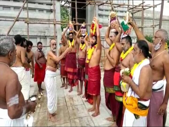 குடமுழுக்கு தயார்நிலையில் குருக்கள்..