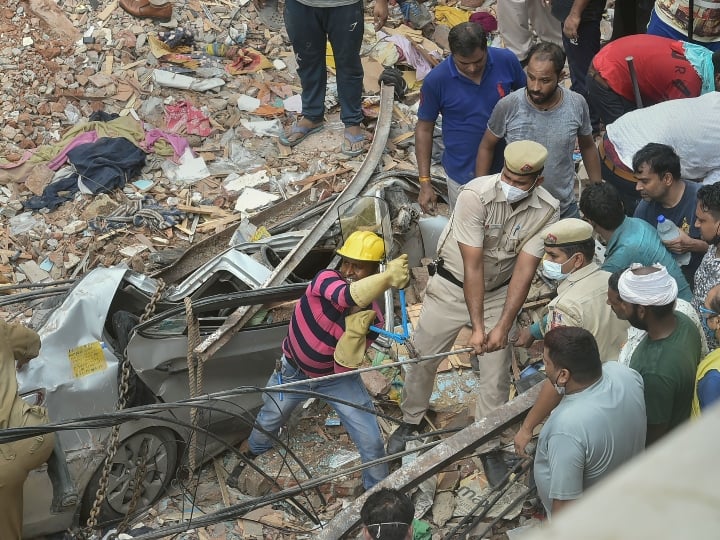 हादसा स्थल पर खड़ी एक कार बुरी तरह क्षतिग्रस्त हो गई. बचाव अभियान में मदद के लिए मौके पर जमा हुए स्थानीय लोगों को बाद में वहां से हटा दिया गया.