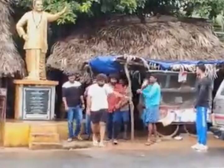 Allu Arjun had breakfast at a road side tiffin centre near Gokavaram, in Andhra Pradesh Allu Arjun: అల్లు అర్జున్ సింప్లిసిటీ.. రోడ్డుపక్కన హోటల్‌లో టిఫిన్ తిన్న బన్నీ.. కాకినాడలో బిజీబిజీ